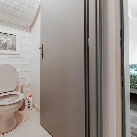 Maison Spacieuse Pres De La Pour 10 Personnes - Fr-1-835-2 *