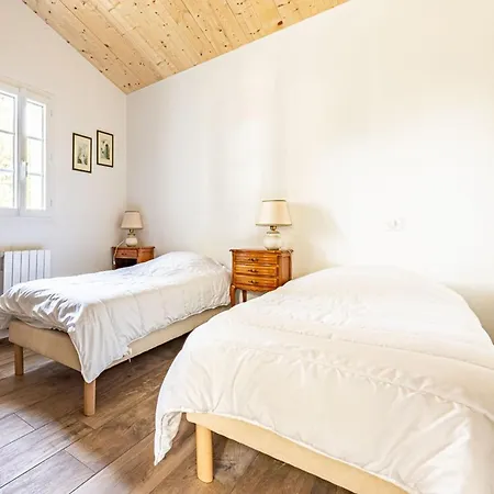 Maison Spacieuse Pres De La Pour 10 Personnes - Fr-1-835-2