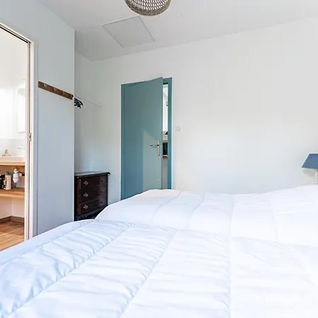 Maison Spacieuse Pres De La Pour 10 Personnes - Fr-1-835-2 *