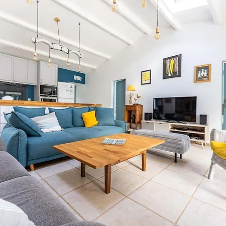 Maison Spacieuse Pres De La Pour 10 Personnes - Fr-1-835-2 *